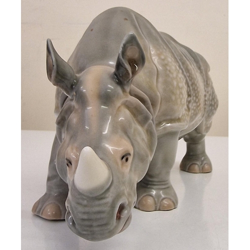 249 - A (likely) Continental porcelain Rhinoceros figure, from early 20th century. Dimensions(cm) H13, L24... 