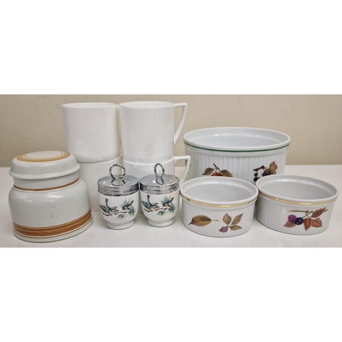 254 - A mixed lot of good quality tableware. Seventeen pieces in total. Makers Wedgwood, Royal Worcester, ... 