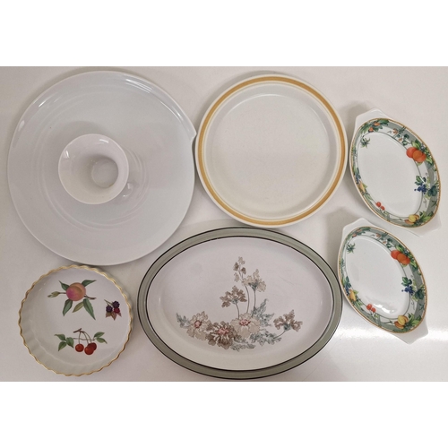 254 - A mixed lot of good quality tableware. Seventeen pieces in total. Makers Wedgwood, Royal Worcester, ... 