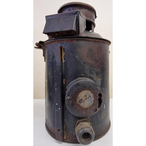 446 - AN early 20th century rail signal lantern. Dimensions(cm) H32, W24, D28.