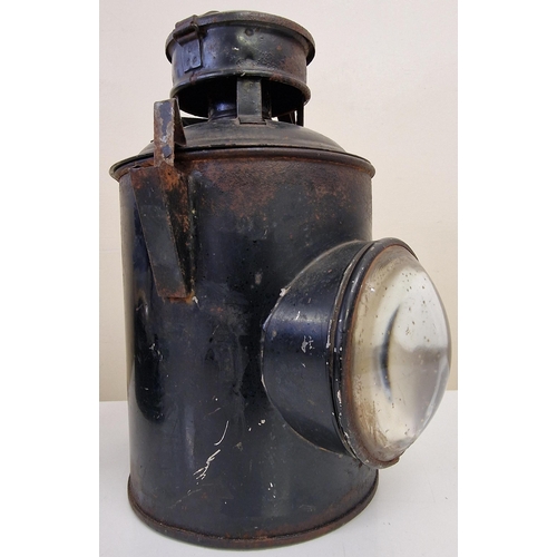 446 - AN early 20th century rail signal lantern. Dimensions(cm) H32, W24, D28.