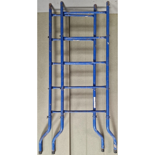 455 - An adjustable trestle platform. Dimensions(cm) H(max)162, W74, D40.