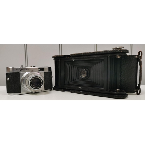 571 - An early 20th century 'Kodak Junior No.1' bellow camera, together a mid-century 'Voighander Vito B P... 