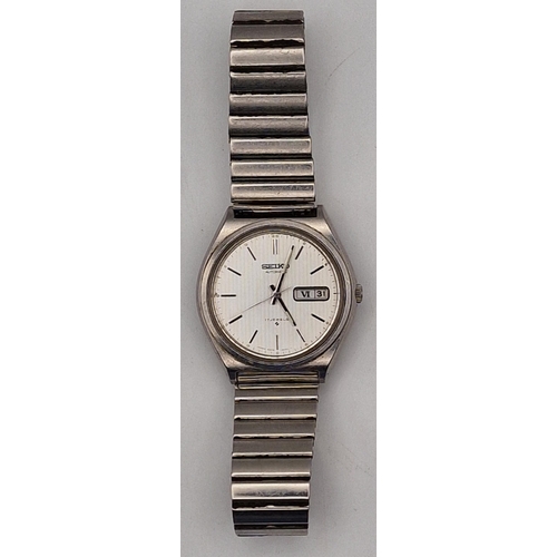 584 - A retro 1970's gents 17-jewel Seiko watch, with service document from 2023.