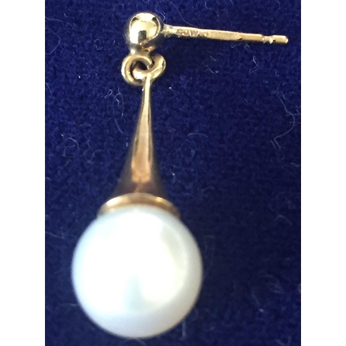 633 - A 9ct gold & pearl necklace, together with a pair of 9ct gold & pearl earrings. Combined weight appr... 