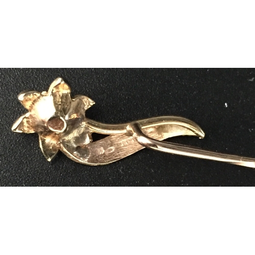 651 - Two pretty, hallmarked 9ct gold brooches. To include a pin flower example & another safety chained w... 