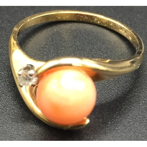 669 - A trio of ladies rings. To include a 14K gold & Hawaiian orange pearl example (size N, weight approx... 