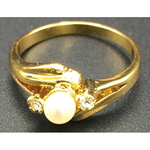 669 - A trio of ladies rings. To include a 14K gold & Hawaiian orange pearl example (size N, weight approx... 