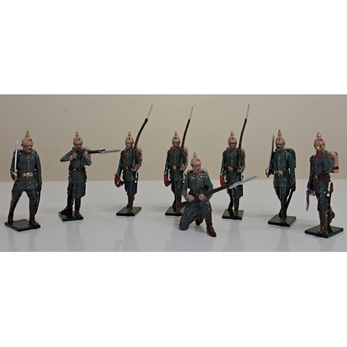 898 - A pristine/boxed set of eight 'German Infantry 1914' soldiers. Hand-painted by 'Tradition'. Model no... 