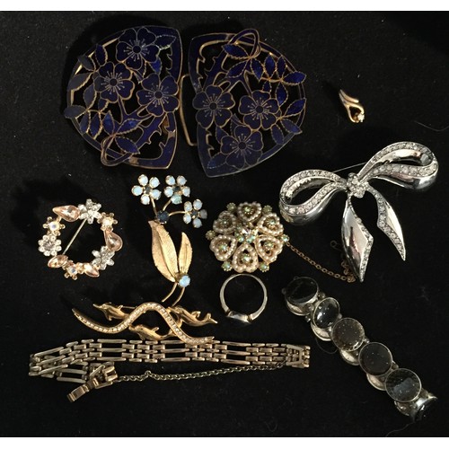 676 - A collection of costume jewellery. To include 5 brooches, 2 bracelets, 7 necklaces, belt buckle & si... 