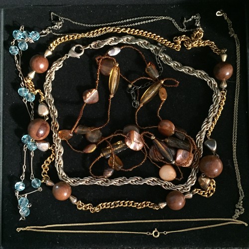 676 - A collection of costume jewellery. To include 5 brooches, 2 bracelets, 7 necklaces, belt buckle & si... 