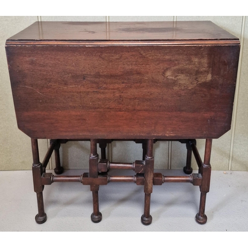 29 - A Georgian, mahogany drop leaf spider table. On turned supports with bun feet. Dimensions(cm) H52, W... 