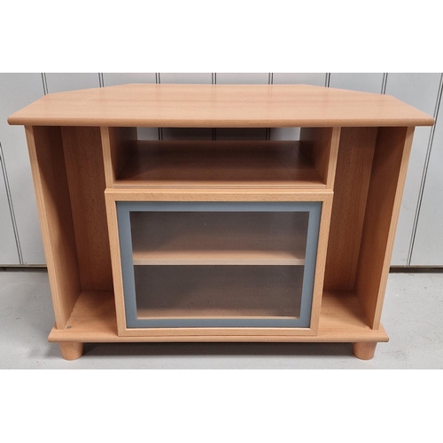 32 - A contemporary, beech-coloured TV cabinet. Dimensions(cm) H60, W80, D42.