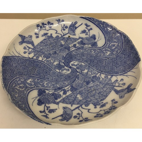 317 - A Japanese, Meiji period scallop-edged plate. Diameter 21cm.