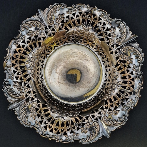 618 - A pretty, Victorian pierced silver bob bon dish. Hallmarked Sheffield 1896, by 'Martin Hall & Co.' W... 