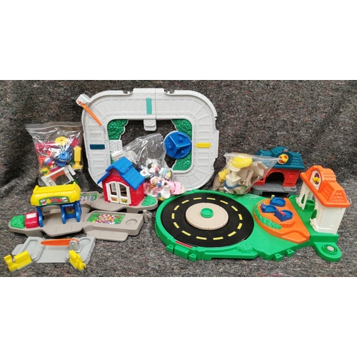 774 - A collection of Fisher Price Little People  items, with a town/city theme & accessories.