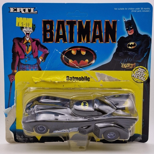 3825 - A carded, 1:43 scale Ertl Batmobile. Model no.2575. Card blister has been opened.