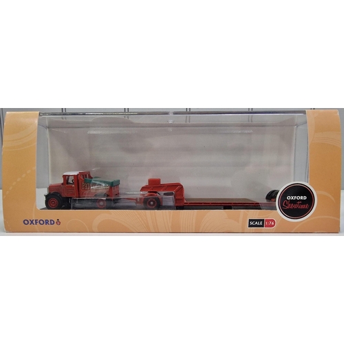 3834 - A collection of two boxed/as new, 1:76 scale Oxford Diecast showtime model vehicles, together with a... 