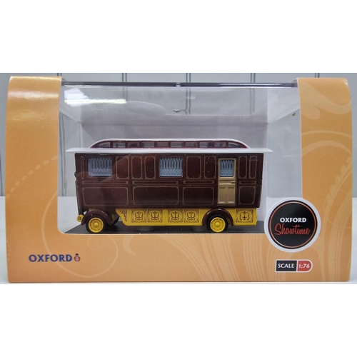 3834 - A collection of two boxed/as new, 1:76 scale Oxford Diecast showtime model vehicles, together with a... 