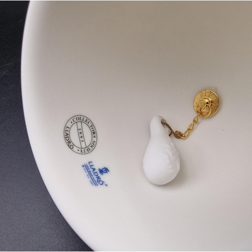 5036 - A Lladro Collectors Society bell. Dimensions(cm) H8, W8, D8.