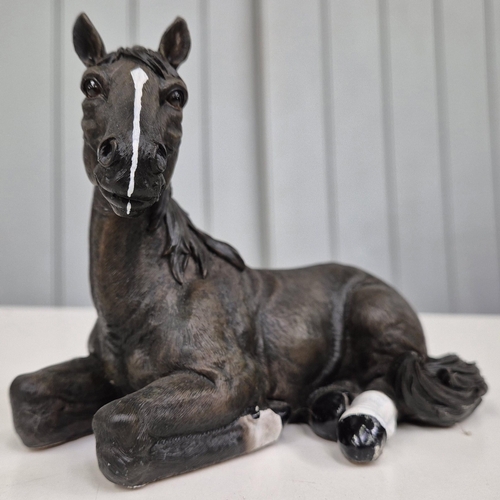 5177 - A duo of ornamental horse figures. Respective dimensions(cm) H25/12, W8/16, D21/10.