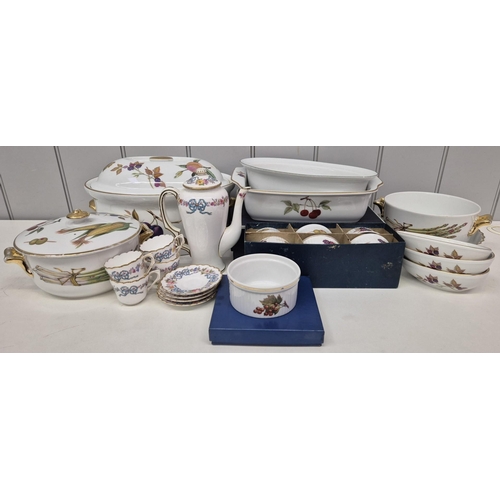 6320 - A collection of 22-pieces of Royal Worcester tableware, mostly 'Evesham' range.