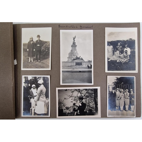 5142 - A pair of family photo albums, full of photo's from the 1930's. Also includes interesting period pho... 