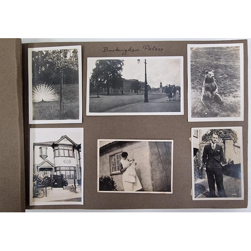 5142 - A pair of family photo albums, full of photo's from the 1930's. Also includes interesting period pho... 