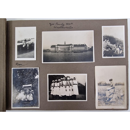 5142 - A pair of family photo albums, full of photo's from the 1930's. Also includes interesting period pho... 