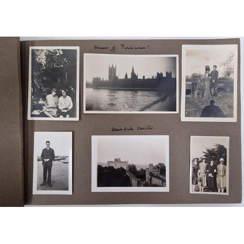 5142 - A pair of family photo albums, full of photo's from the 1930's. Also includes interesting period pho... 