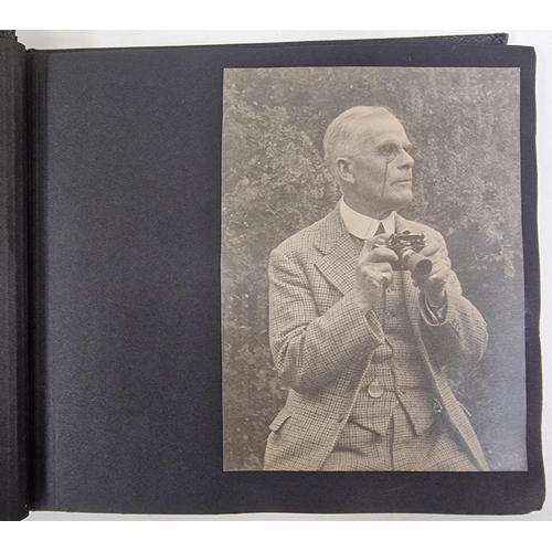 5142 - A pair of family photo albums, full of photo's from the 1930's. Also includes interesting period pho... 