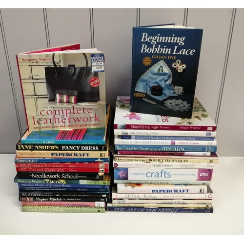 5194 - A collection of thirty-two hobby books. Subjects include needlework, quilting, cross-stitch, beading... 
