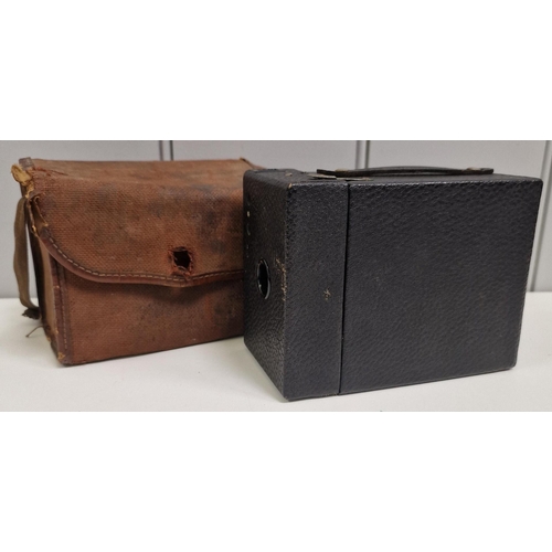 5215 - A mixed lot of photography equipment. To include Polaroid SX-70 instamatic camera, Kodak M22 movie c... 