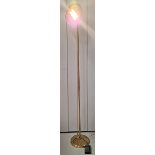 5083 - A vintage, heavy brass uplighter. Height 183cm. PAT test pass & functionality test indicates in work... 