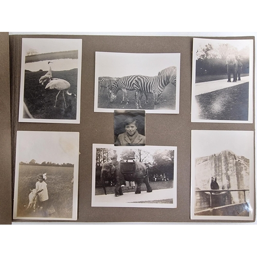 5142 - A pair of family photo albums, full of photo's from the 1930's. Also includes interesting period pho... 