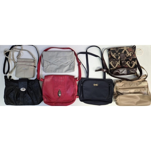 4842 - A collection of 14 vintage handbags.