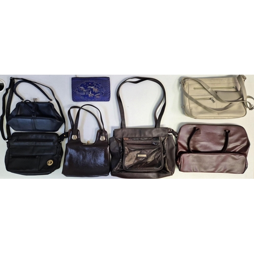 4842 - A collection of 14 vintage handbags.