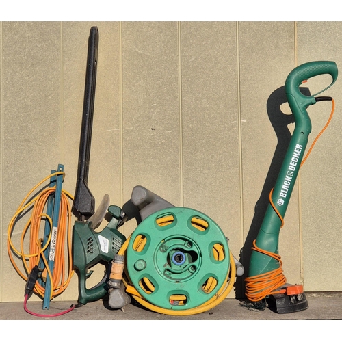 4935 - A mixed lot of garden tools. To include a Black & Decker 'GL20' electric strimmer, a corded hedge tr... 