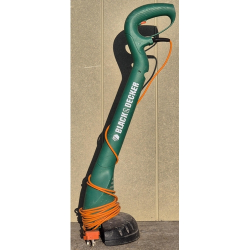 4935 - A mixed lot of garden tools. To include a Black & Decker 'GL20' electric strimmer, a corded hedge tr... 