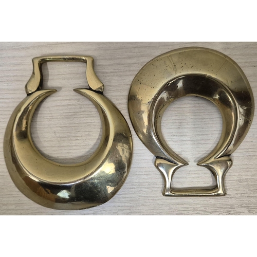 5917 - A Copper & Brass kettle, a pair of brass horseshoes & a brass adorned belt. Kettle dimensions(cm) H3... 