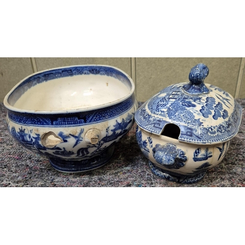 5926 - *****LOT WITHDRAWN*****                            A collection of willow pattern tableware. Makers ... 