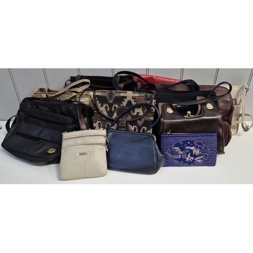 4842 - A collection of 14 vintage handbags.