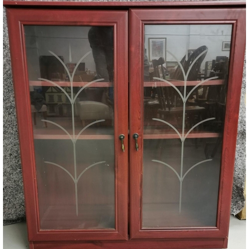 6117 - A mahogany coloured glazed bookcase. Dimensions(cm) H91, W80, D30.