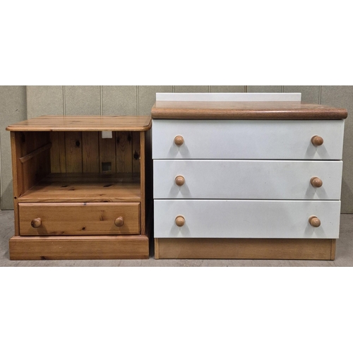 17 - A bedroom chest of three drawers, together with a single-drawer, pine media unit. Respective dimensi... 