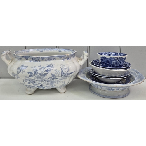 84 - A mixed lot of early 20th century Willow pattern & blue & white table dishes & bowls. Makers include... 