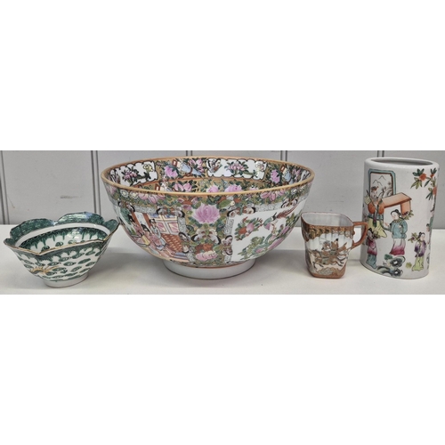 101 - A collection of four vintage Chinese ceramic pieces. To include an early 20th century famille rose s... 