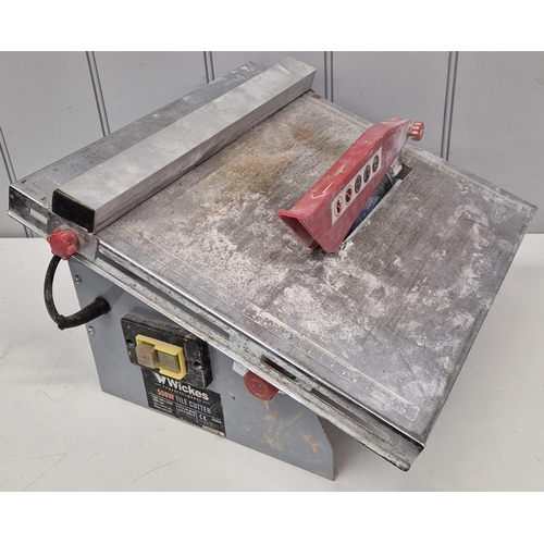 418 - A used Wickes 550W electric tile cutter, with original box.
PAT test pass & functionality test indic... 