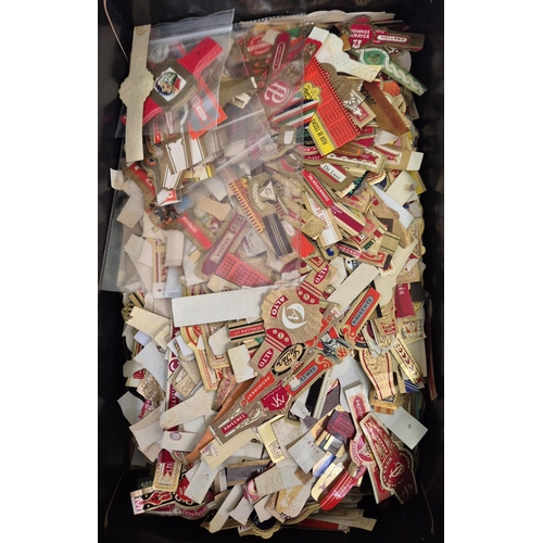 604 - A large collection of loose/part-set cigar bands.