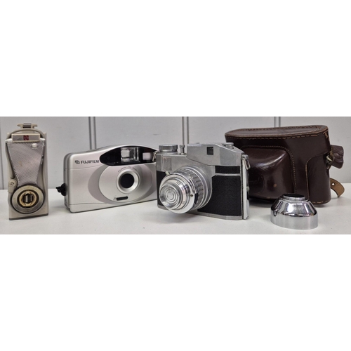 621 - A collection of 8 vintage cameras/accessories.