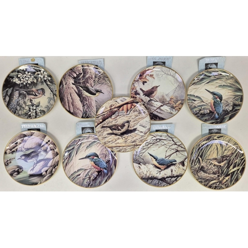 669 - A collection of 22 wildlife-themed collector's display plates. Mostly complete with certificate of a... 